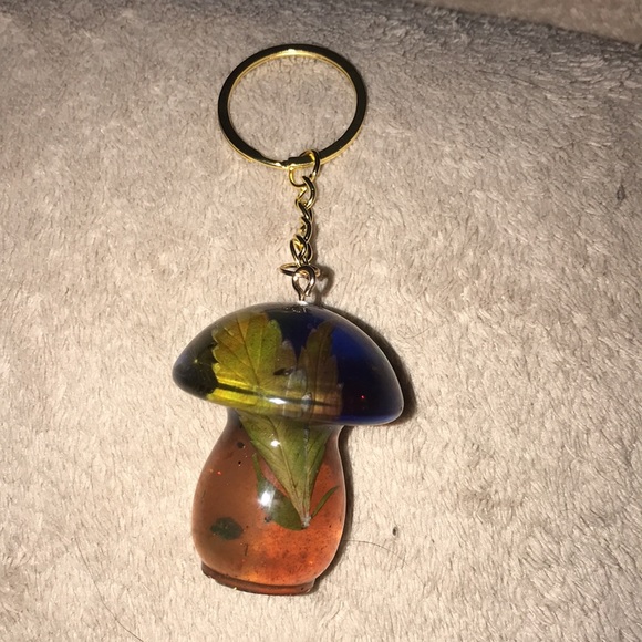 Custom epoxy mini mushroom keychain with clover 🍀 and my favorite leaf - Picture 5 of 7